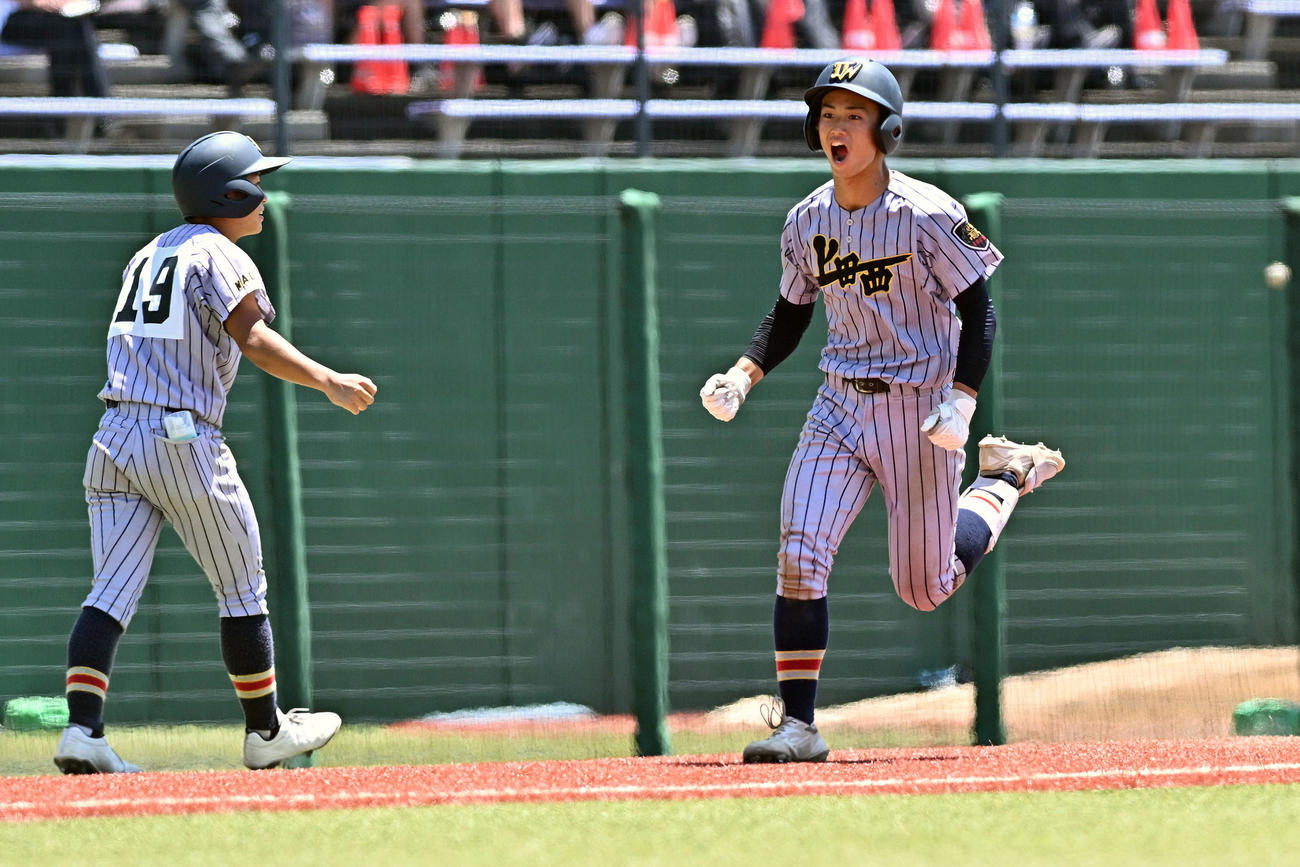松商学園対上田西　8回裏上田西1死二塁、左越え2点本塁打を放った片平（右）は気合の入った表情でダイヤモンドを1周する（撮影・滝沢徹郎）