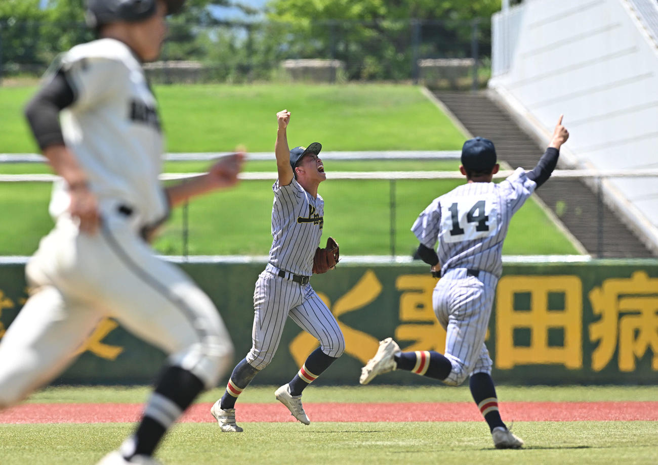 松商学園対上田西　　優勝を決め雄たけびを上げる上田西・横山（後方左）（撮影・滝沢徹郎）