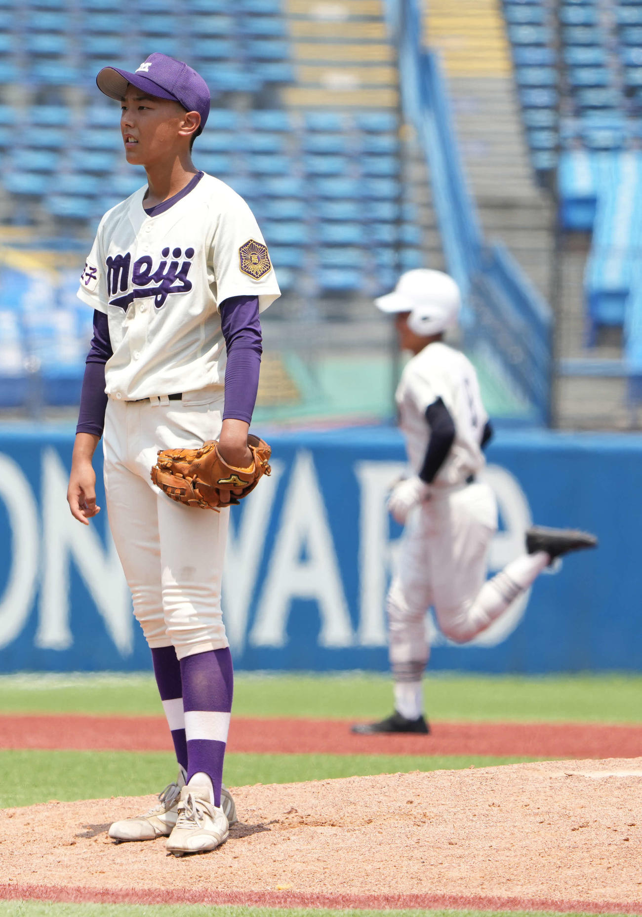 明大中野八王子対日大三　4回裏日大三2死三塁、池内（右）に左越えの2点本塁打を許す明大中野八王子先発の上原（撮影・小沢裕）