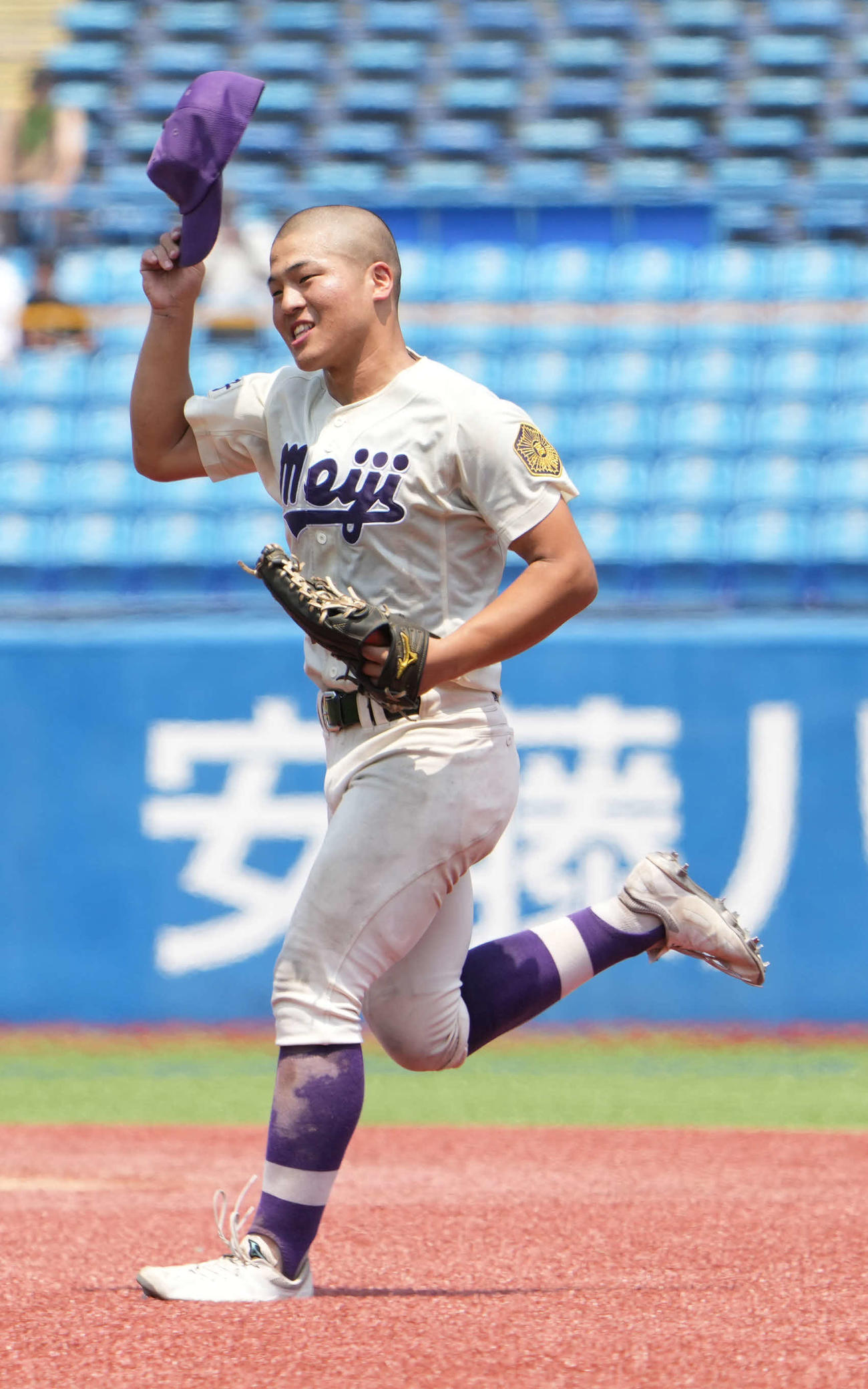 明大中野八王子対日大三　4回裏の守備を終えた明大中野八王子の西川右翼手は日大三ベンチに向かって帽子を取り無事を報告する（撮影・小沢裕）