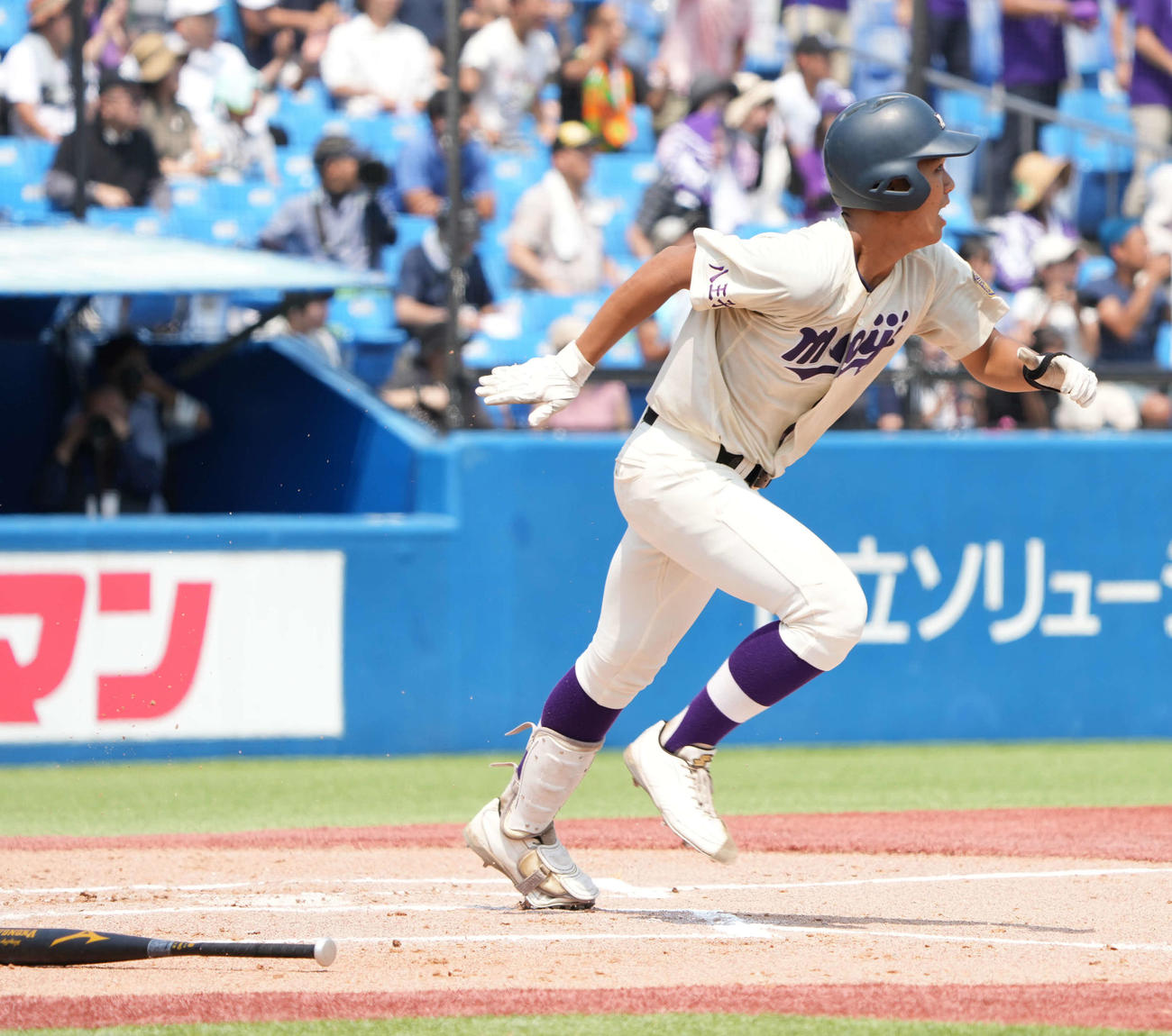 明大中野八王子対日大三　1回表明大中野八王子無死満塁、井戸端は先制の2点中適時二塁打を放つ（撮影・小沢裕）