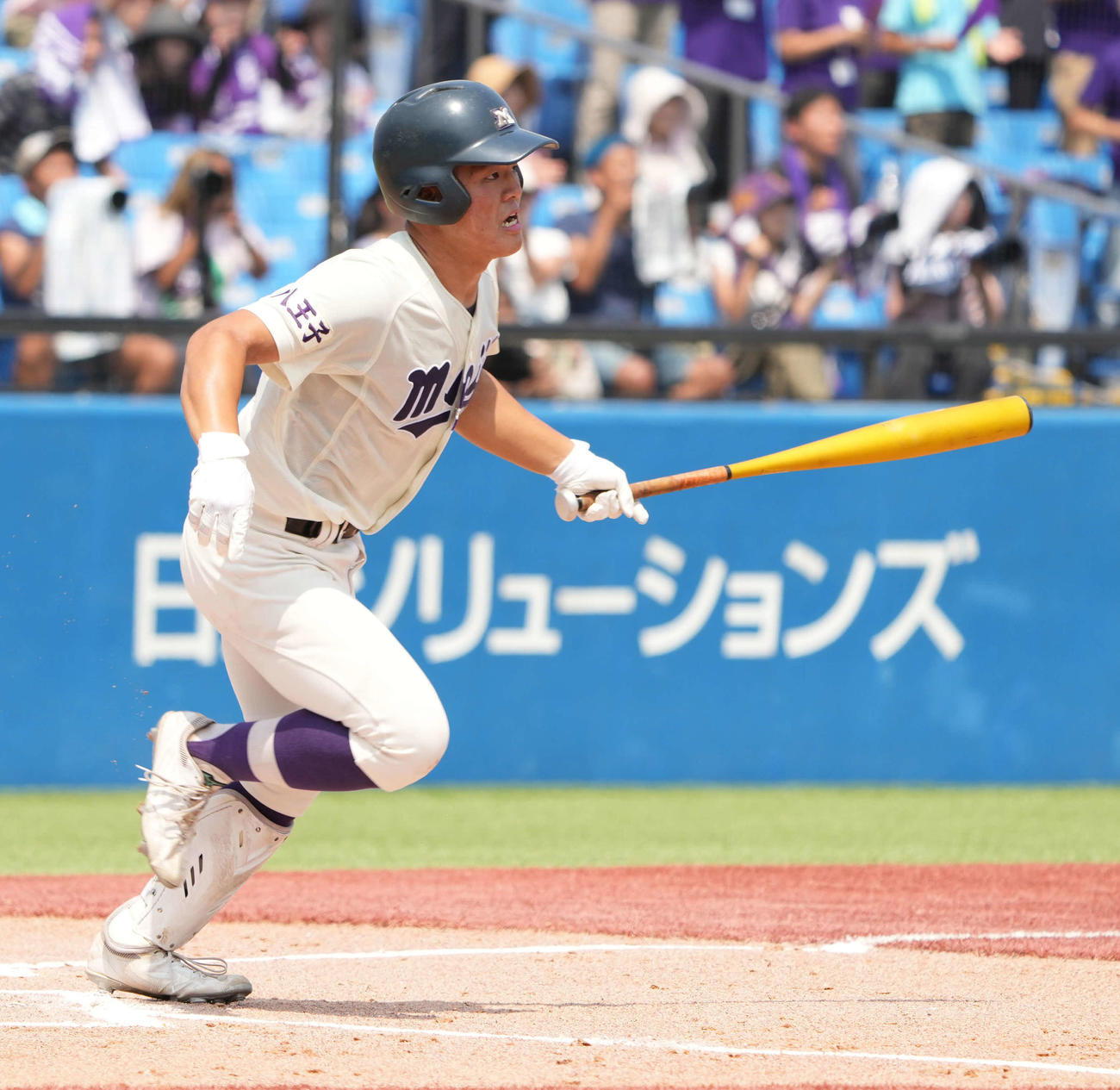 明大中野八王子対日大三　1回表明大中野八王子無死一、二塁、西川は右前打を放つ（撮影・小沢裕）