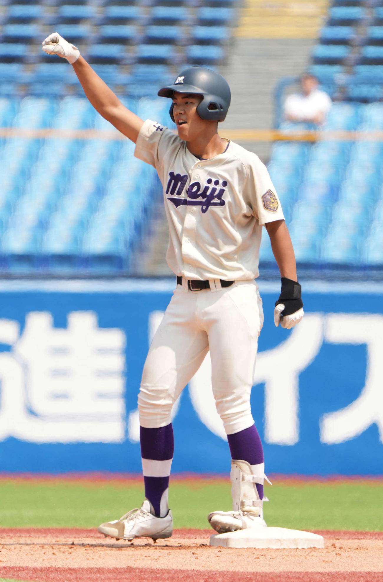明大中野八王子対日大三　1回表明大中野八王子無死満塁、井戸端は先制の2点中適時二塁打を放ちベンチに向かってガッツポーズ（撮影・小沢裕）