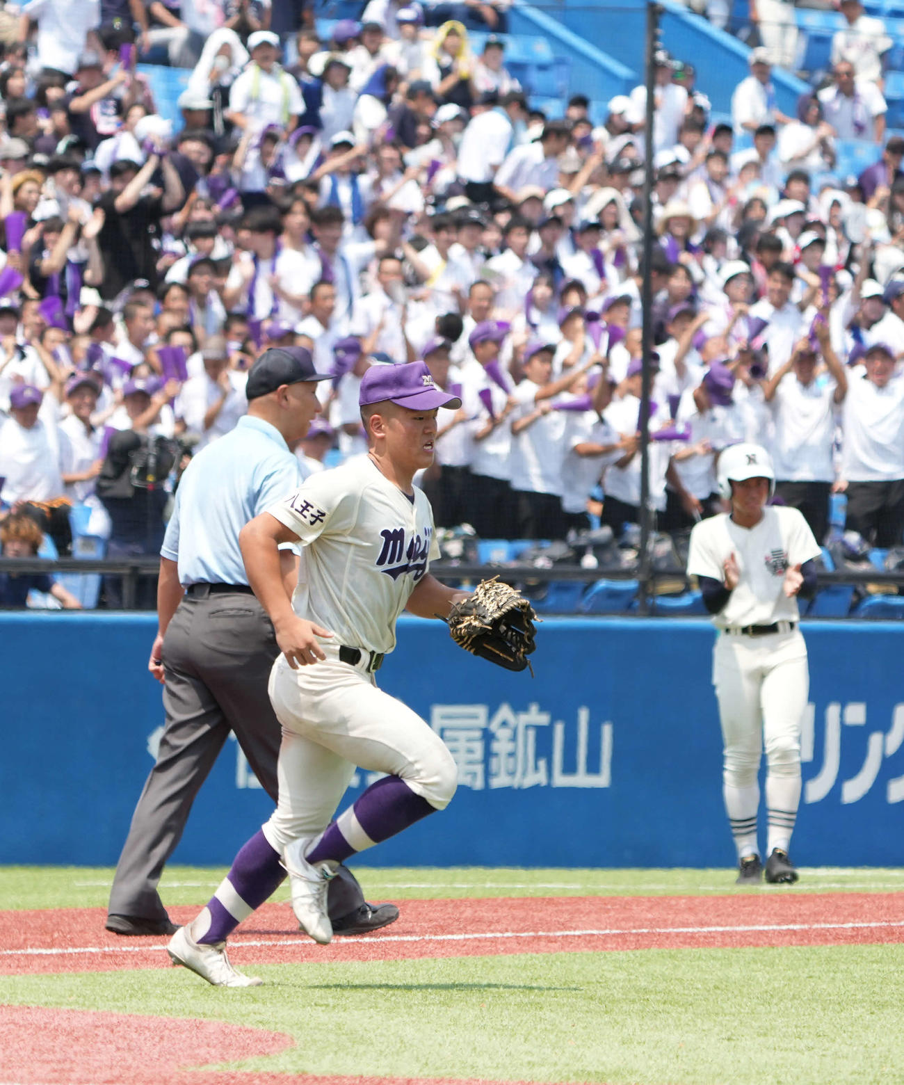 明大中野八王子対日大三　4回裏日大三2死、二宮の打球を追いフェンスに激突した明大中野八王子の西川右翼手はケガの治療を終え再び守備位置に戻る（撮影・小沢裕）