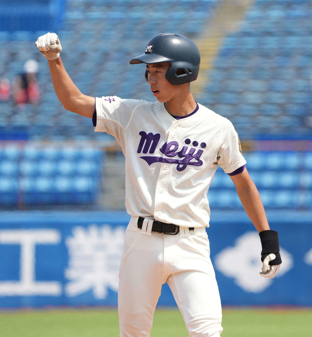 明大中野八王子対日大三　1回表明大中野八王子無死一塁、小薗は左前打を放ちベンチに向かってガッツポーズ（撮影・小沢裕）