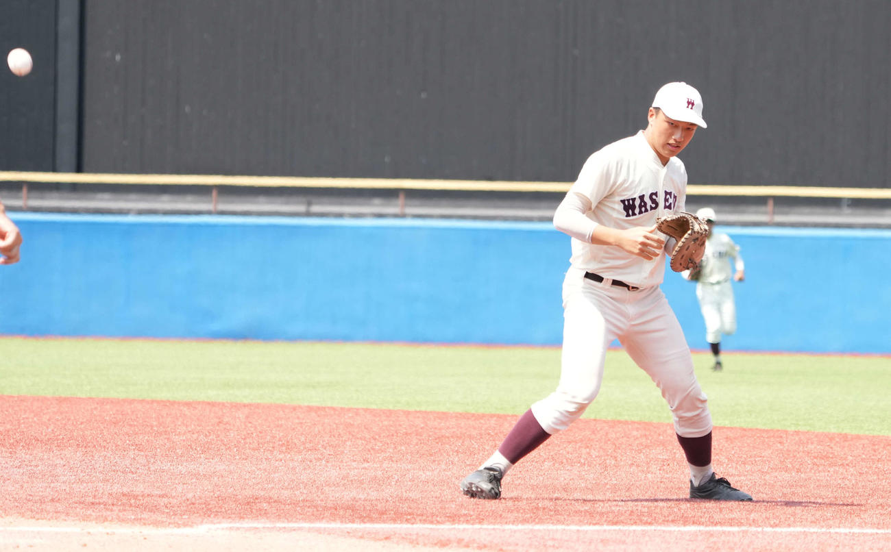 早大学院対日大鶴ヶ丘　4回裏日大鶴ヶ丘2死一塁、伊藤の飛球が太陽と重なり捕球できず同点適時打を許す早大学院笠尾一塁手（撮影・小沢裕）