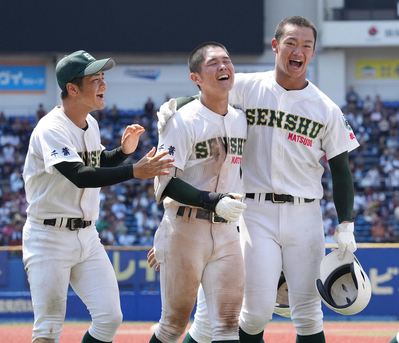 習志野対専大松戸　サヨナラ勝ちで優勝を決め、喜ぶ平野（右）ら専大松戸ナイン（撮影・鈴木みどり）