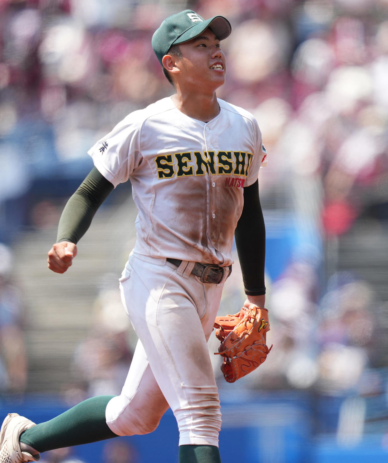 習志野対専大松戸　9回表を終え、笑顔でベンチへ戻る専大松戸・青野（撮影・鈴木みどり）