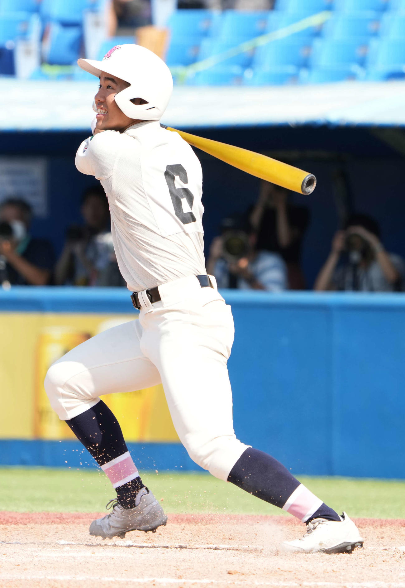 早大学院対日大鶴ヶ丘　8回裏日大鶴ヶ丘2死二塁、高見沢は左前適時打を放つ（撮影・小沢裕）
