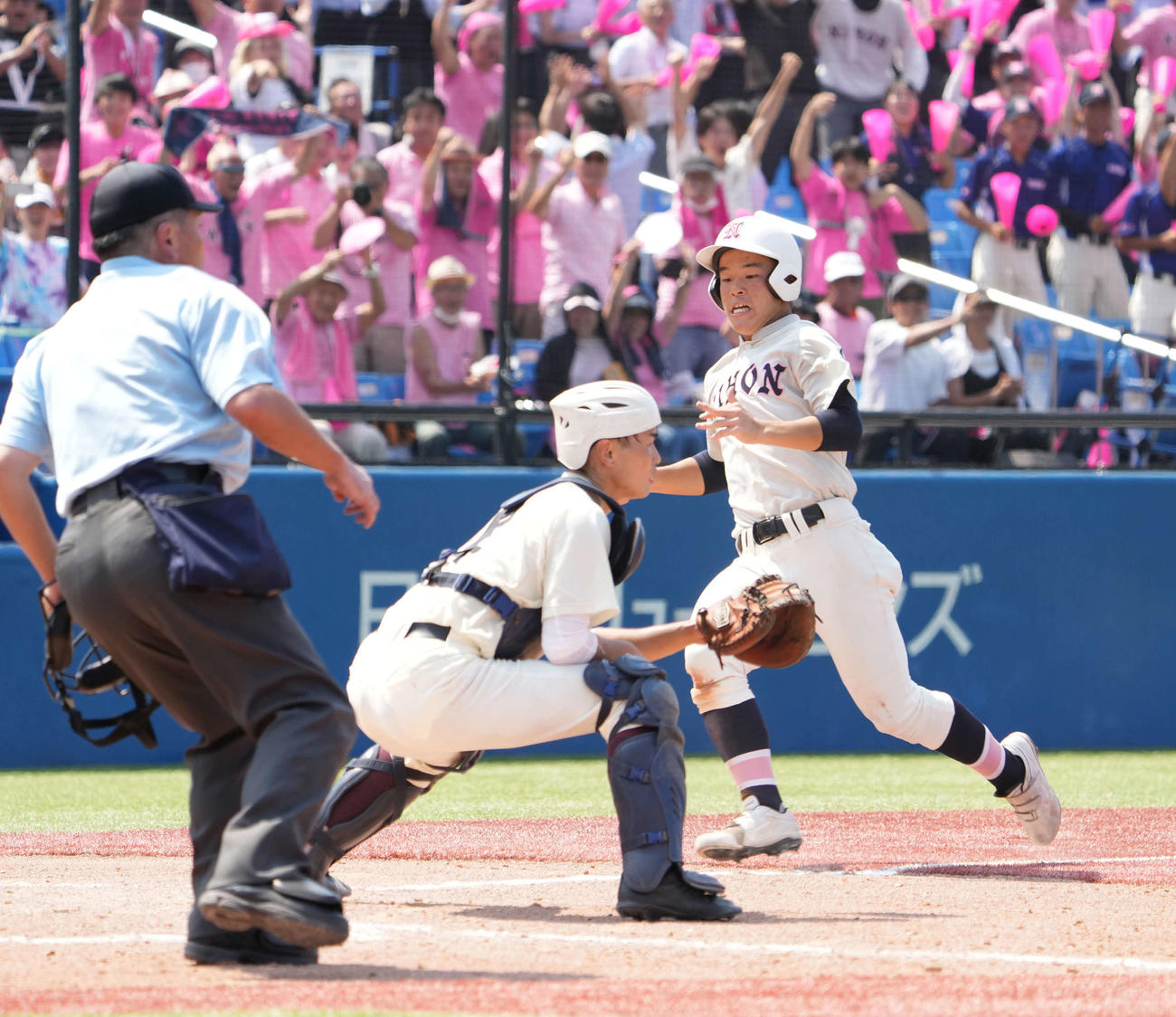 早大学院対日大鶴ヶ丘　5回裏日大鶴ヶ丘2死二、三塁、二塁走者の後藤（右）は杉浦の中前2点適時打で生還する（撮影・小沢裕）