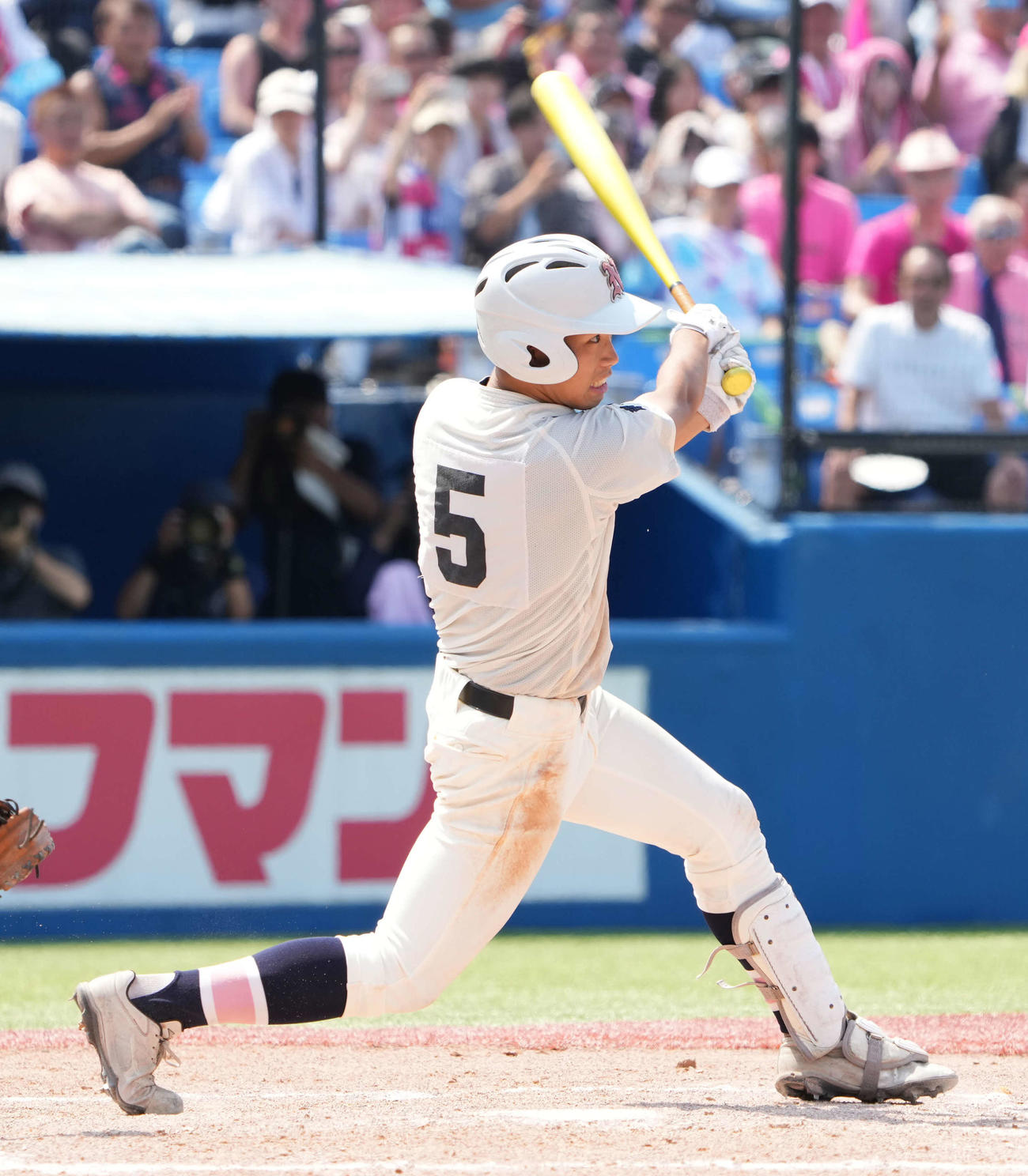 早大学院対日大鶴ヶ丘　5回裏日大鶴ヶ丘2死二、三塁、杉浦は中前に2点適時打を放つ（撮影・小沢裕）