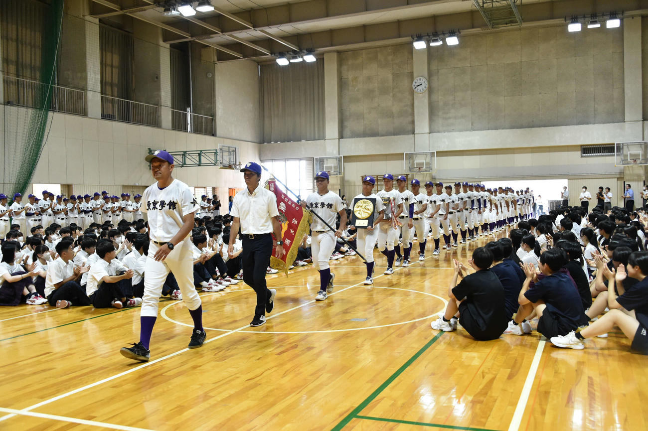 生徒が見守る中、旅川監督を先頭に入場する東京学館新潟のメンバー