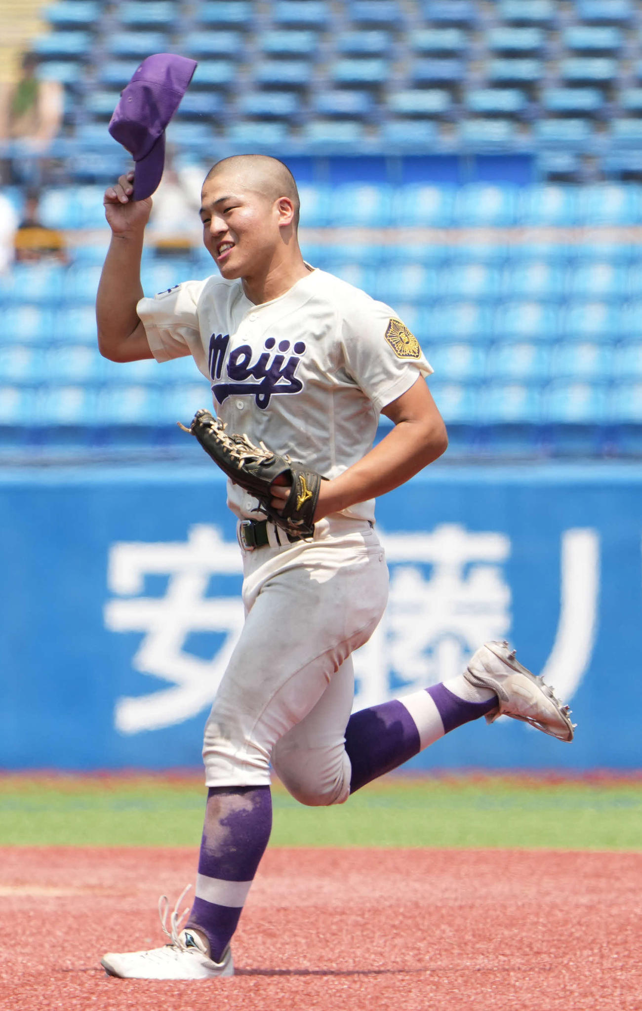 4回裏の守備を終えた明大中野八王子の西川右翼手は日大三ベンチに向かって帽子を取り無事を報告する（撮影・小沢裕）