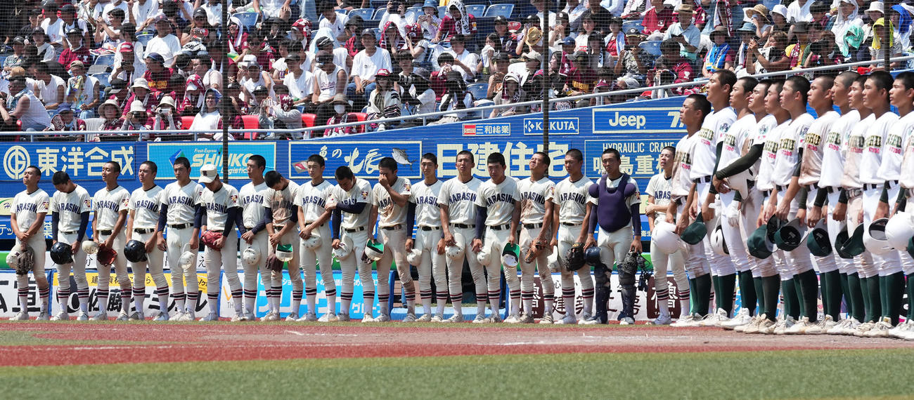 習志野対専大松戸　専大松戸にサヨナラ負けを喫し、涙する習志野の選手たち（後方）（撮影・鈴木みどり）