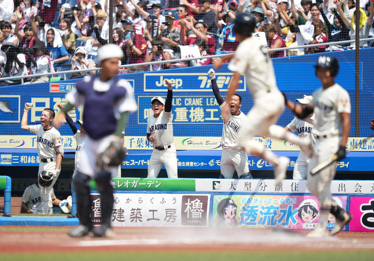 習志野対専大松戸　1回表習志野1死一、二塁、佐藤の先制の右前適時打に盛り上がるベンチ（撮影・鈴木みどり）