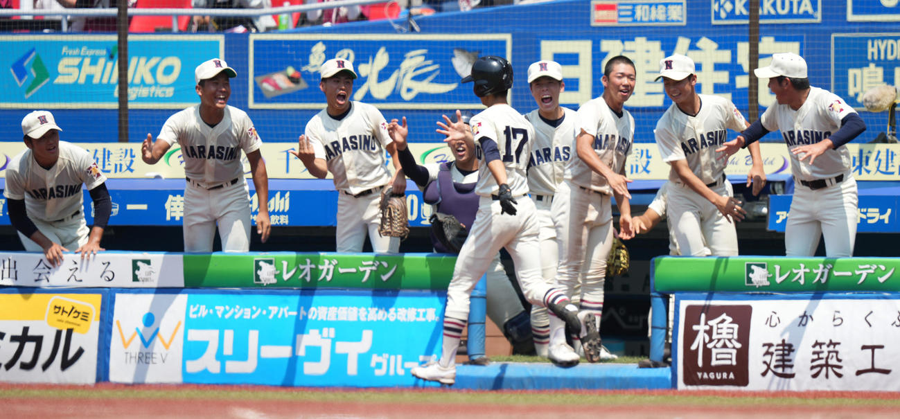 習志野対専大松戸　2回表習志野2死、右越えソロ本塁打を放った代打岡田（中央）を迎えるベンチ（撮影・鈴木みどり）