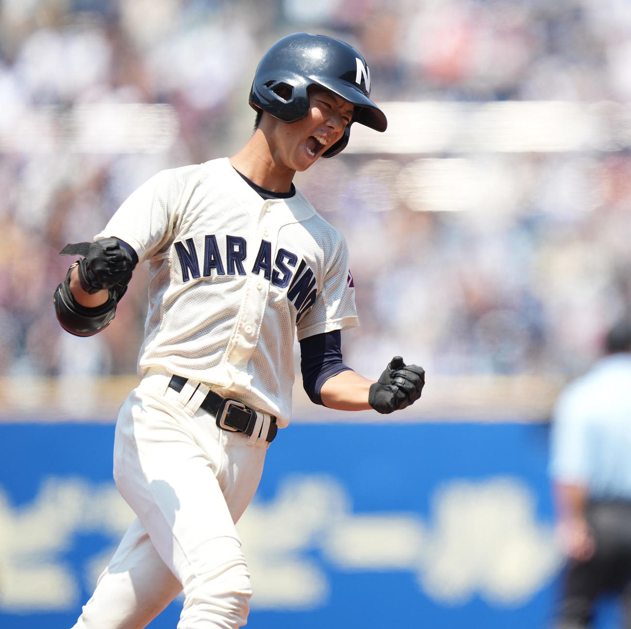 習志野対専大松戸　2回表習志野2死、右越えソロ本塁打を放ち、ガッツポーズする代打岡田（撮影・鈴木みどり）