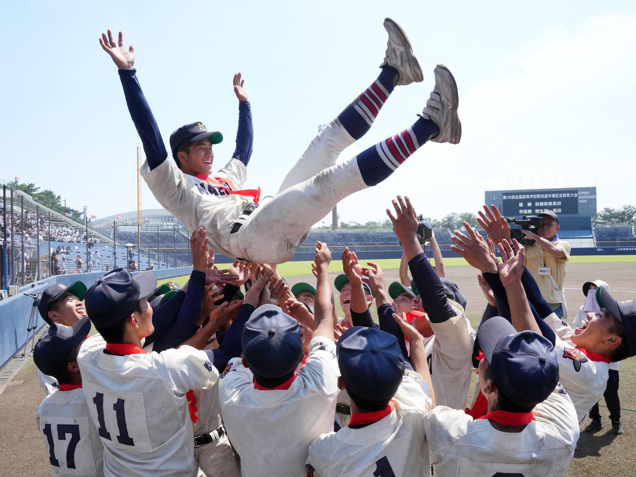 桐生第一対前橋商　チームメートに胴上げされる前橋商・真藤（撮影・横山健太）
