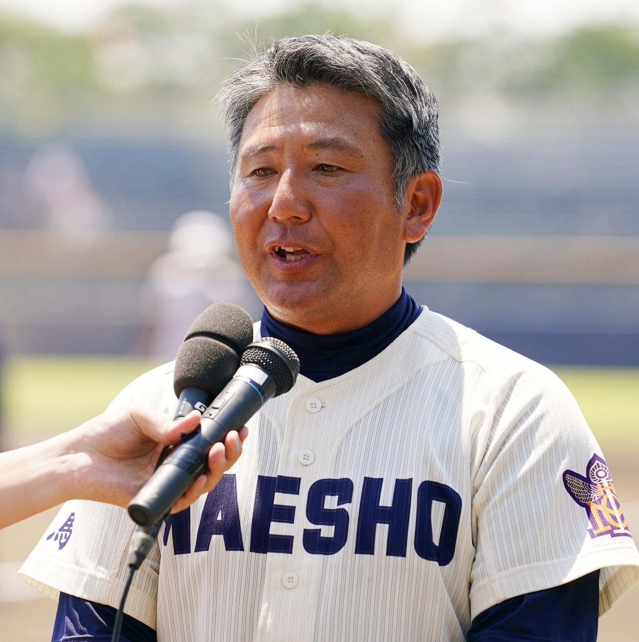 桐生第一対前橋商　試合後、インタビューに応じる前橋商・住吉監督（撮影・横山健太）