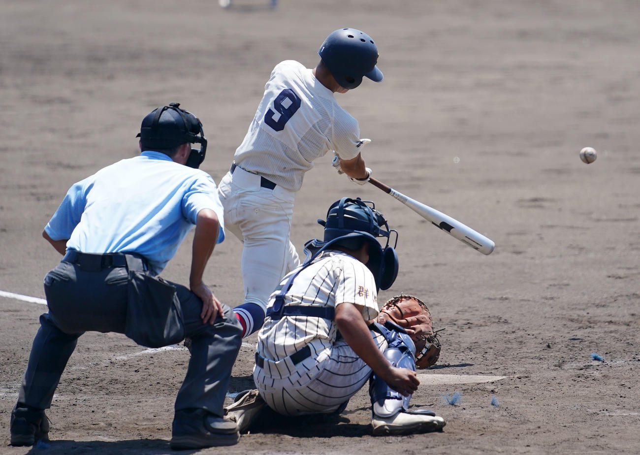桐生第一対前橋商　9回裏前橋商2死二塁、中前適時打を放つ高橋（撮影・横山健太）