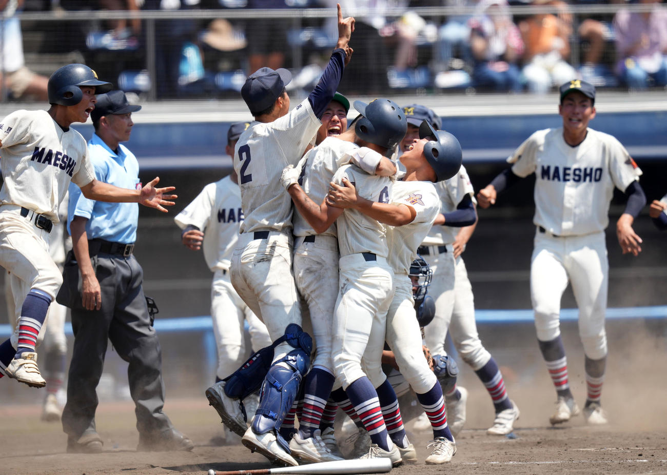 桐生第一対前橋商　サヨナラ勝ちで甲子園出場を果たし歓喜する前橋商ナイン（撮影・横山健太）