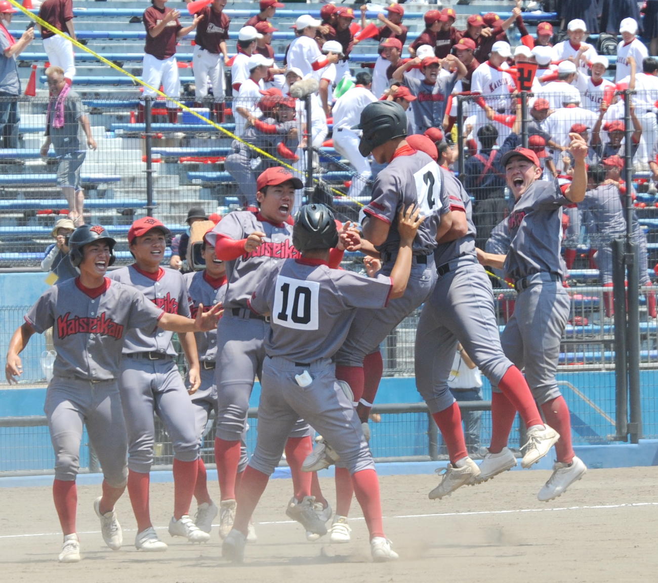 逆転サヨナラ勝ちを決めて喜ぶ浜松開誠館ナイン