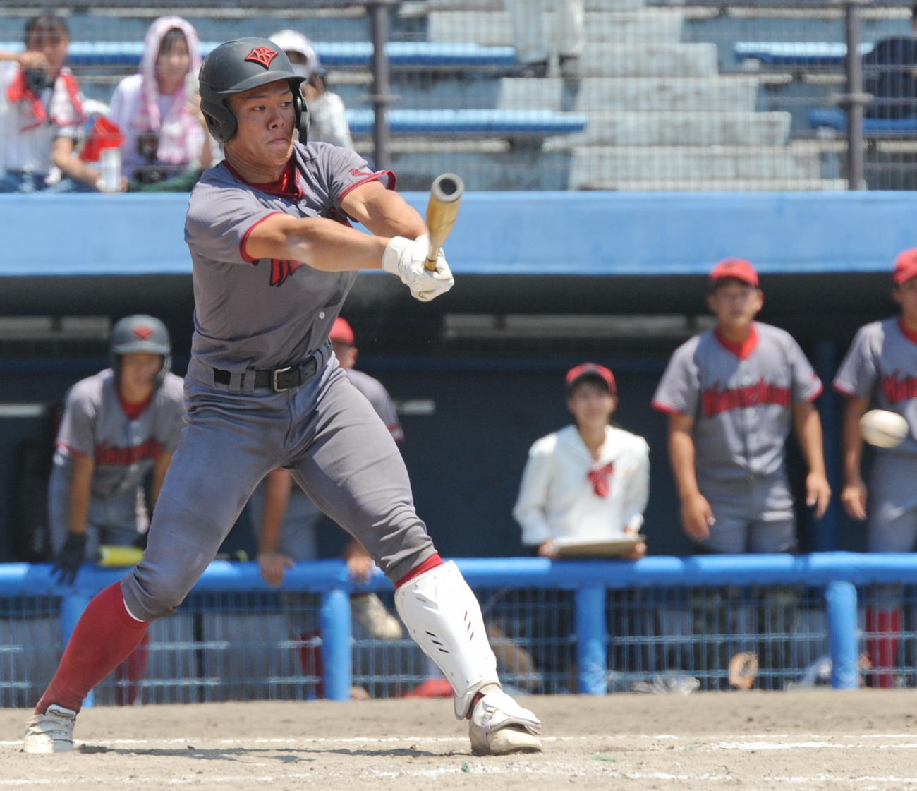 9回無死満塁、サヨナラ打を放つ浜松開誠館・新妻　　