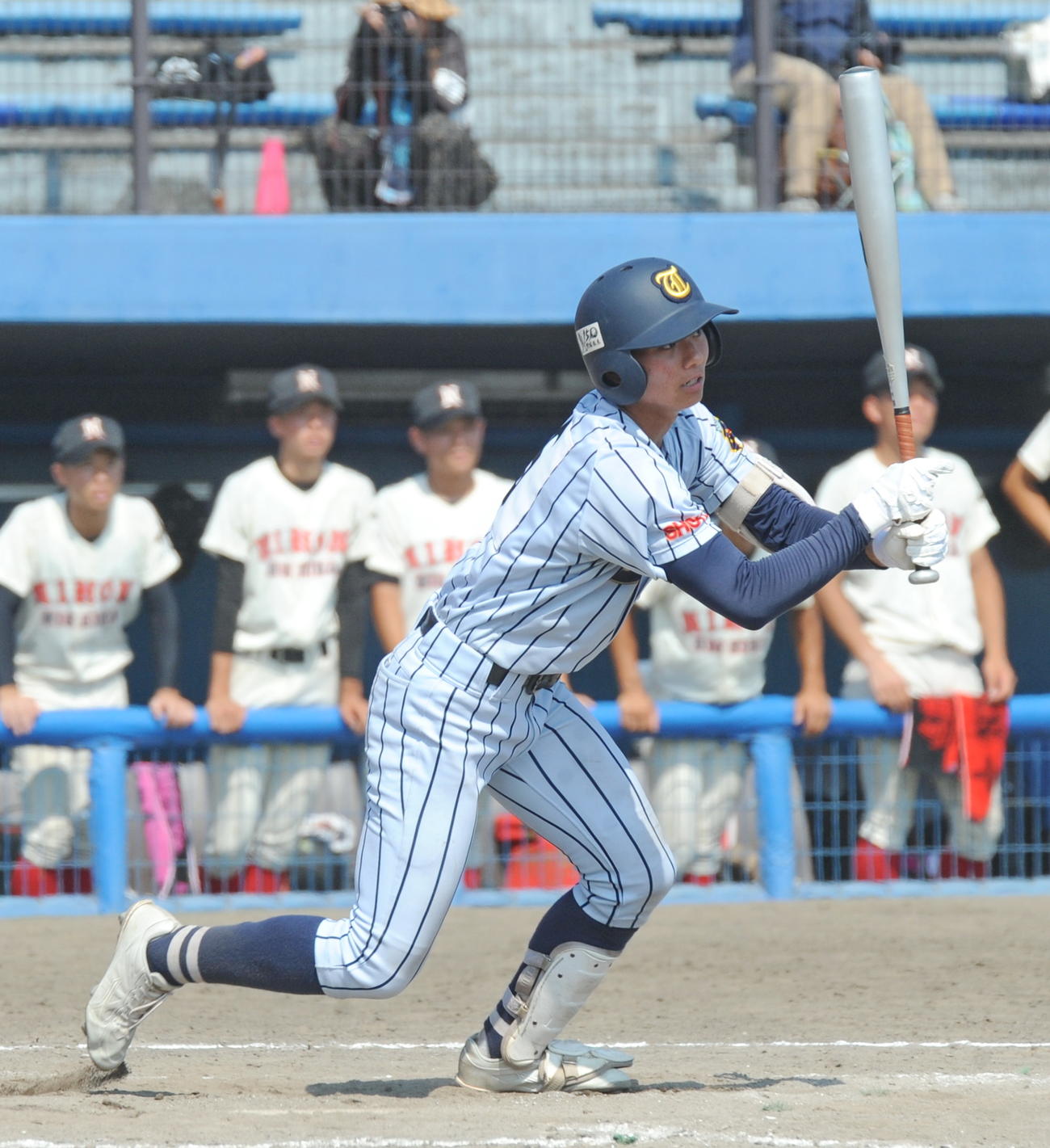 5回1死一、三塁、勝ち越し右犠飛を放つ東海大静岡翔洋・赤尾　　