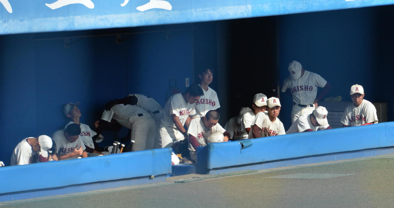 明桜に敗れ、肩を落とす秋田商ナイン