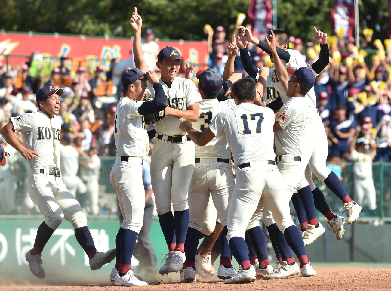 2年連続甲子園出場を決め、マウンドで喜びを爆発させる中沢恒（左から3人目）ら八戸学院光星ナイン（撮影・相沢孔志）