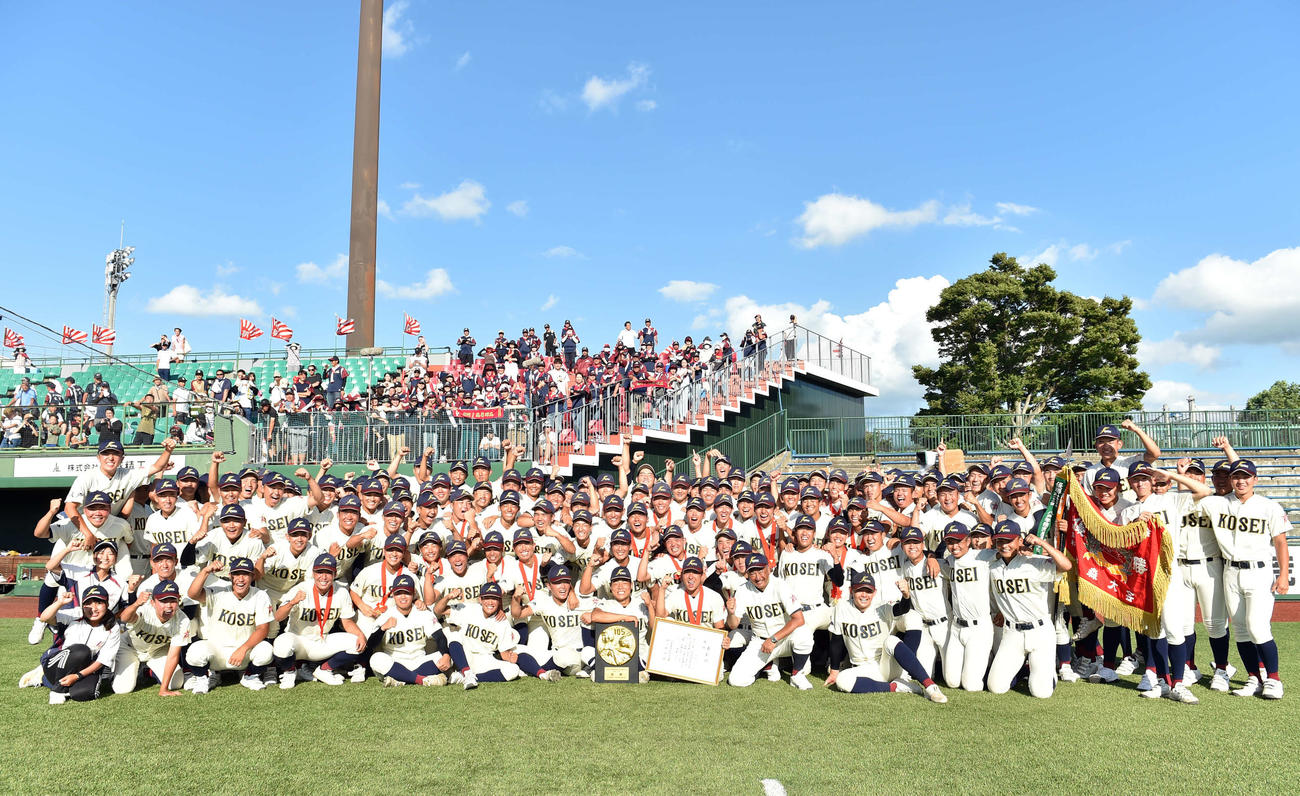 2年連続12度目の夏の甲子園出場を決め、笑顔を見せる八戸学院光星ナイン（撮影・相沢孔志）