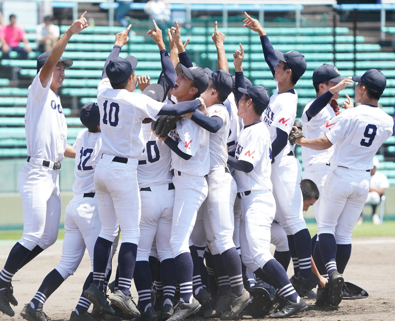 市岐阜商対大垣日大　試合終了、全国大会出場を決め喜ぶ大垣日大ナイン（撮影・森本幸一）