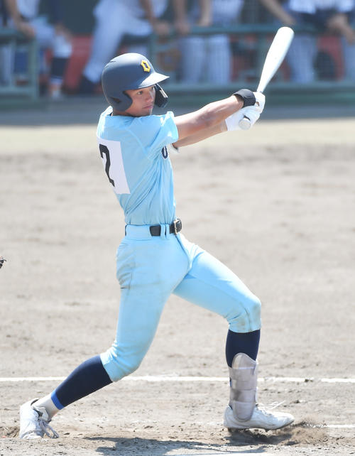 滋賀学園対近江 2回裏近江1死二塁、右前に同点適時打を放つ塚脇(撮影・清水貴仁)