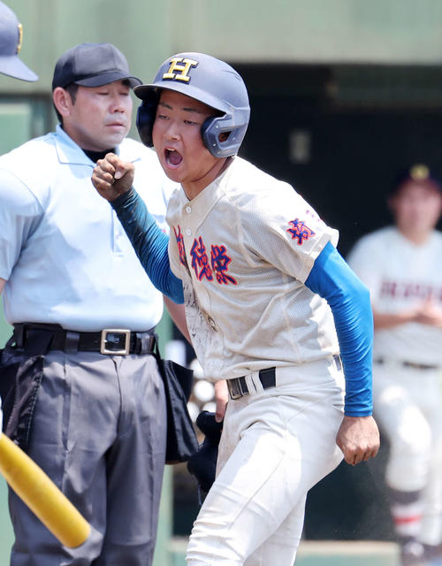 浦和学院対花咲徳栄 3回裏花咲徳栄1死一、三塁、生田目の右犠飛で三塁走者の三上が生還しガッツポーズ(撮影・鈴木正人)
