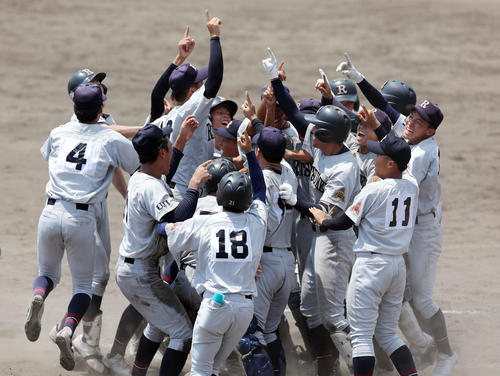 京都翔英対立命館宇治 9回裏、サヨナラ勝利で甲子園出場を決め歓喜する立命館宇治ナイン(撮影・前田充)