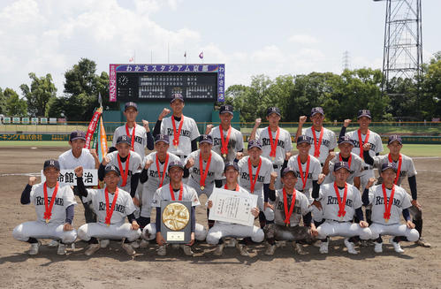 京都翔英対立命館宇治 京都翔英をサヨナラで破り甲子園出場を決め、笑顔で記念撮影する立命館宇治ナイン(撮影・前田充)