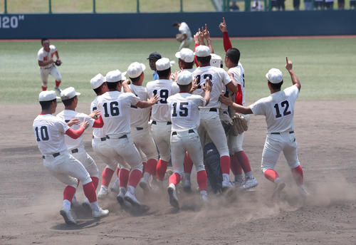 高田商対智弁学園 優勝を決めて喜びを爆発させる智弁学園ナイン(撮影・白石智彦)