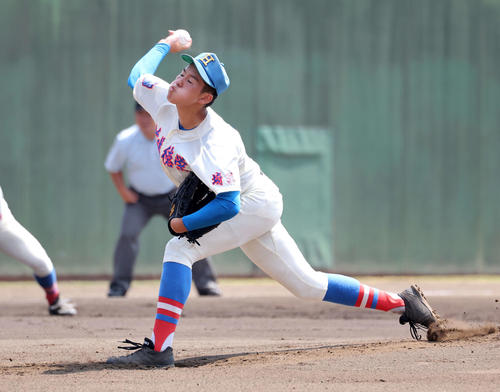 浦和学院対花咲徳栄 力投する花咲徳栄先発の木田(撮影・鈴木正人)