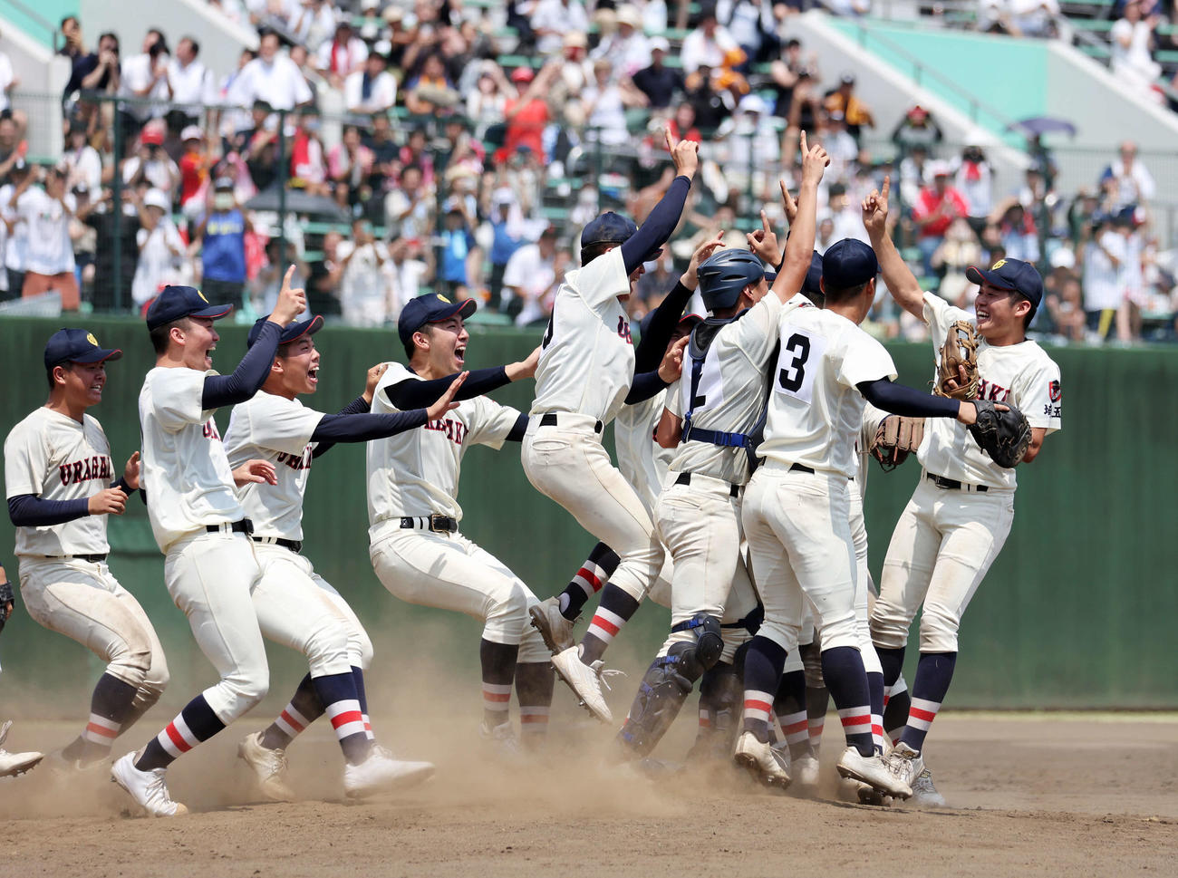 花咲徳栄対浦和学院　優勝し喜ぶ浦和学院の選手たち（撮影・鈴木正人）