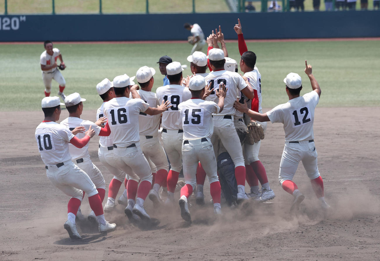 高田商対智弁学園　優勝を決めて喜びを爆発させる智弁学園ナイン（撮影・白石智彦）
