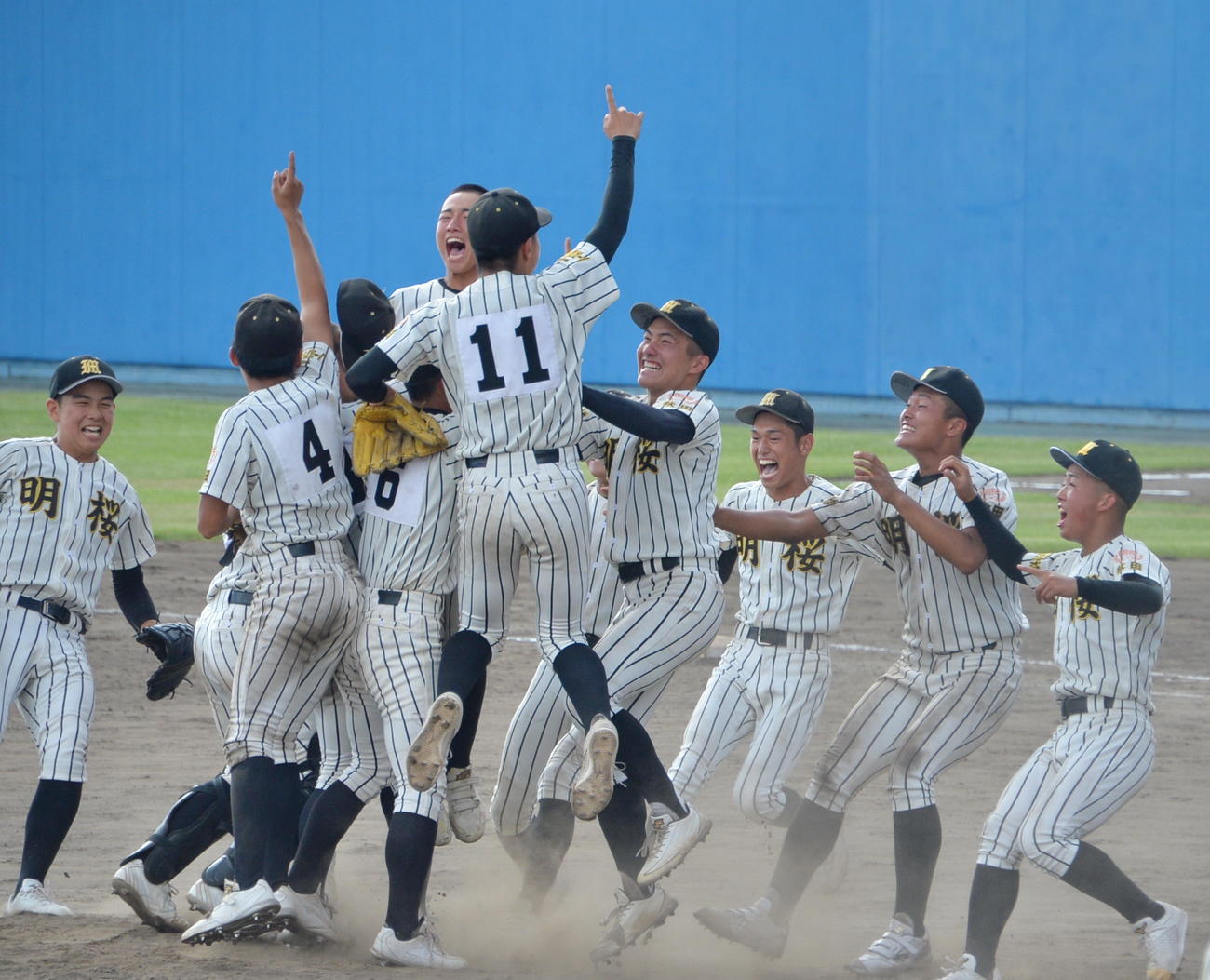 2年ぶり11度目の甲子園出場を決め、マウンドで喜びを爆発させる明桜ナイン（撮影・濱本神威）