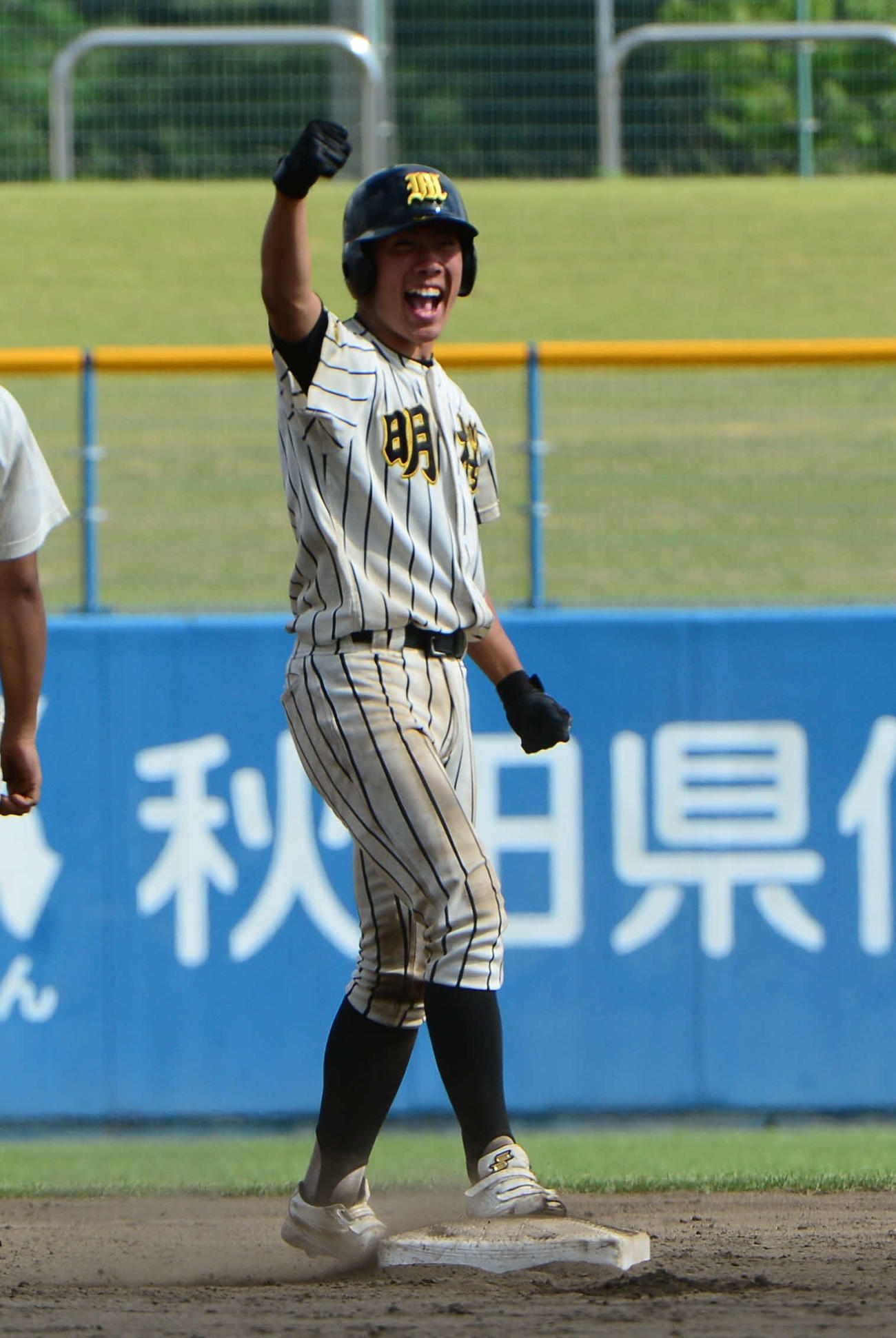 7回、左翼へ2点適時二塁打を放った吉川はガッツポーズ