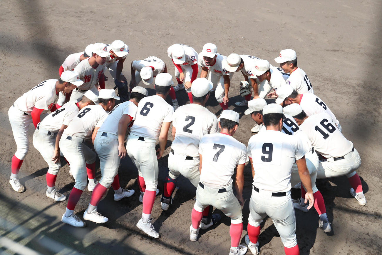 高田商対智弁学園　試合前に円陣を組んで気合を入れる智弁学園ナイン（撮影・白石智彦）