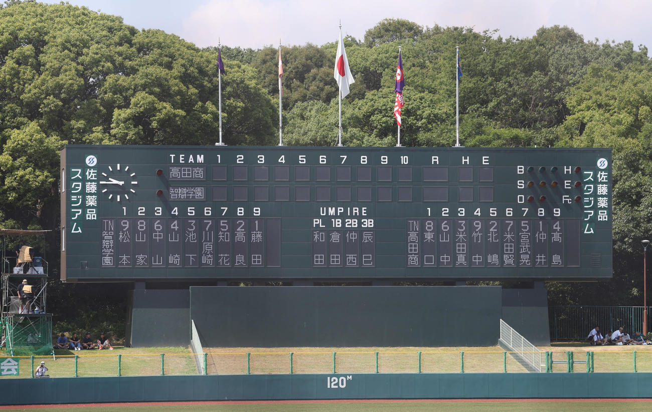 高田商対智弁学園　高田商対智弁学園の両校のスタメン（撮影・白石智彦）
