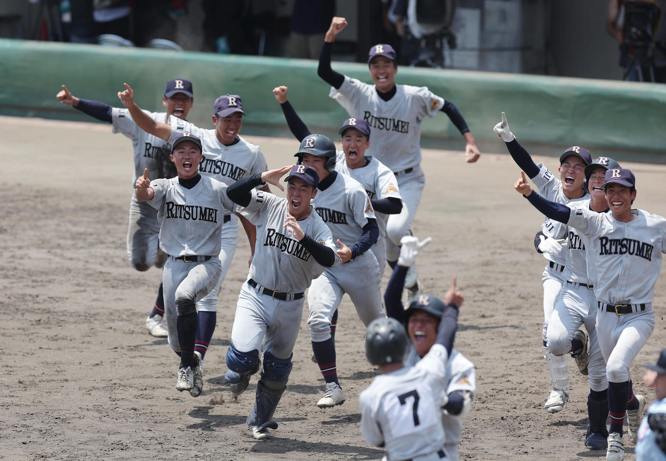 京都翔英対立命館宇治　9回裏、サヨナラ勝利で甲子園出場を決め歓喜する立命館宇治ナイン（撮影・前田充）