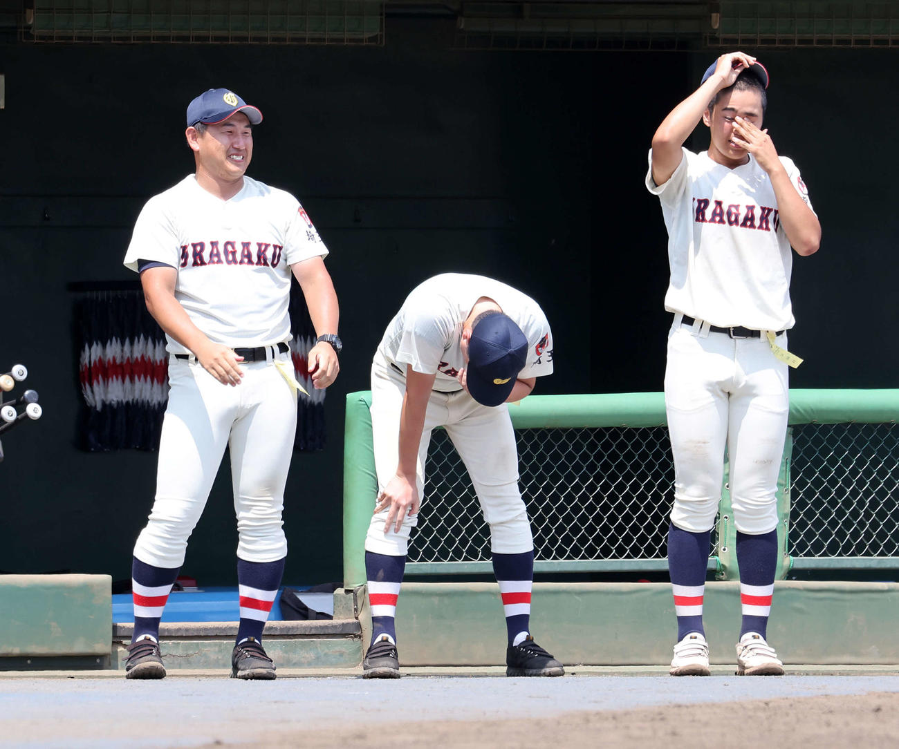 浦和学院対花咲徳栄　優勝し涙ぐむ浦和学院・森監督（中央）（撮影・鈴木正人）