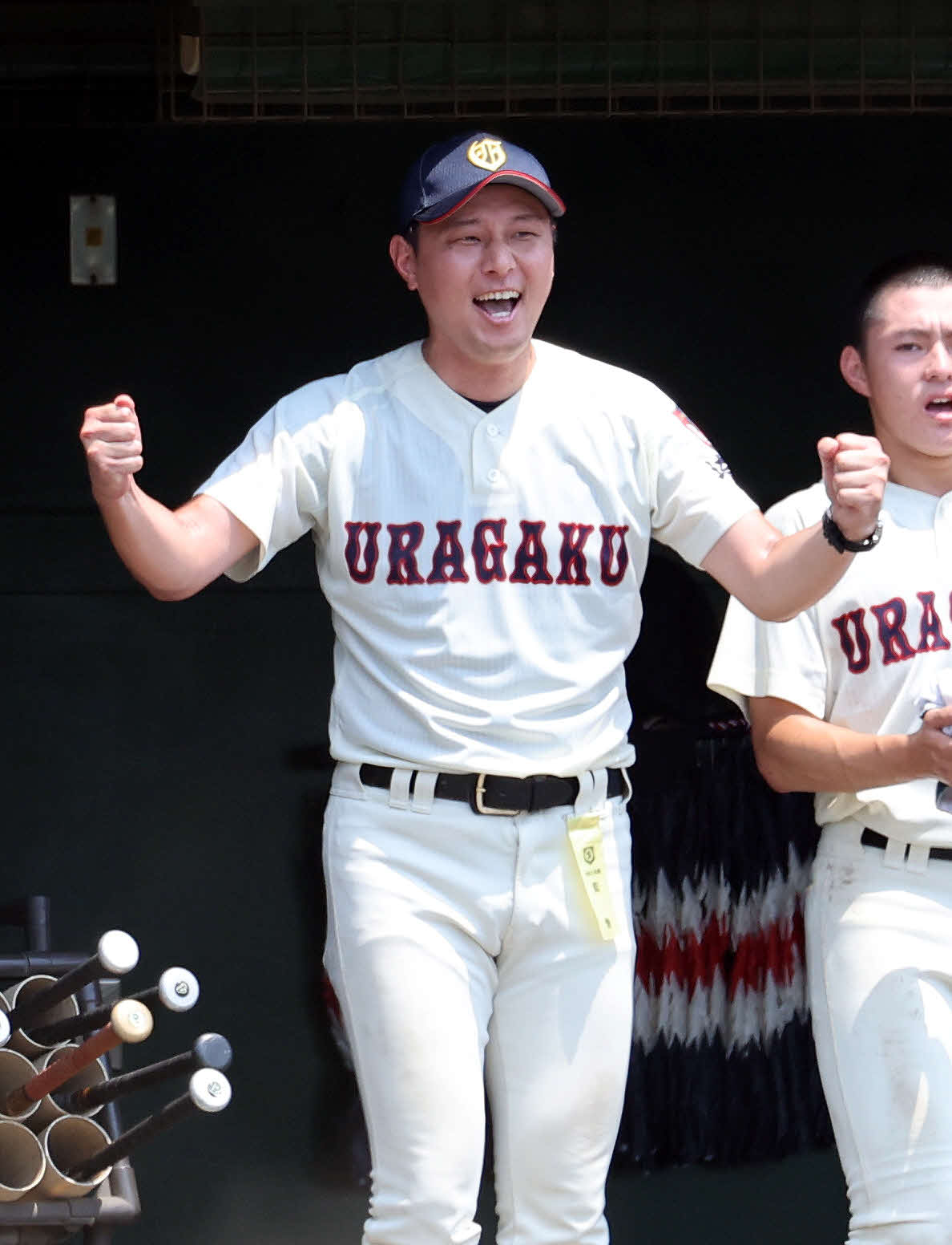 浦和学院対花咲徳栄　4回表浦和学院2死一、二塁、三井の右前適時打をガッツポーズで喜ぶ森監督（撮影・鈴木正人）
