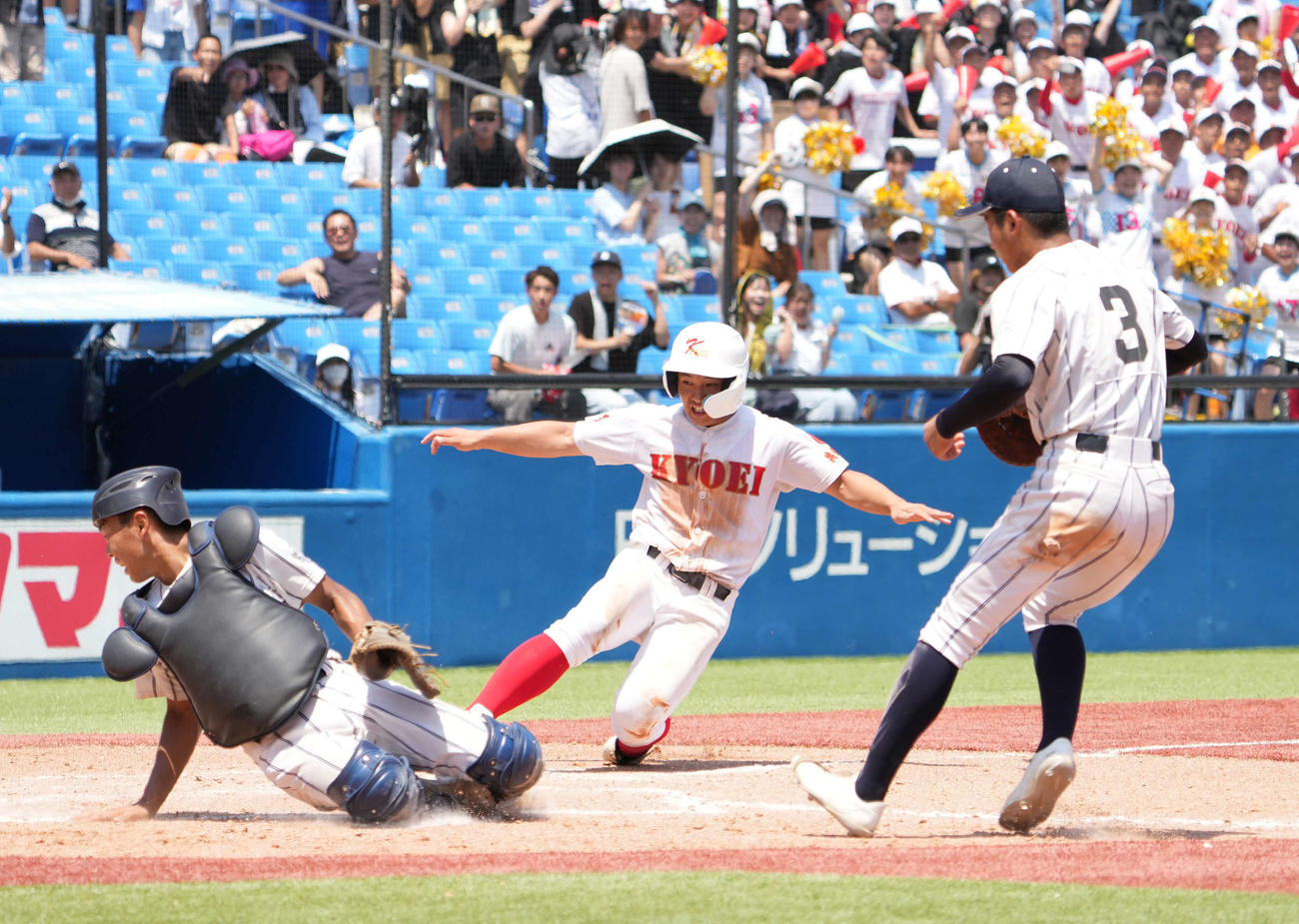 岩倉対共栄学園　9回裏共栄学園2死二、三塁、岩倉・高橋三塁手が失策した球は川上一塁手（右）が処理するも悪送球となり篠原捕手（左）は捕球できず。二塁走者の横田にサヨナラの生還を許す（撮影・小沢裕）