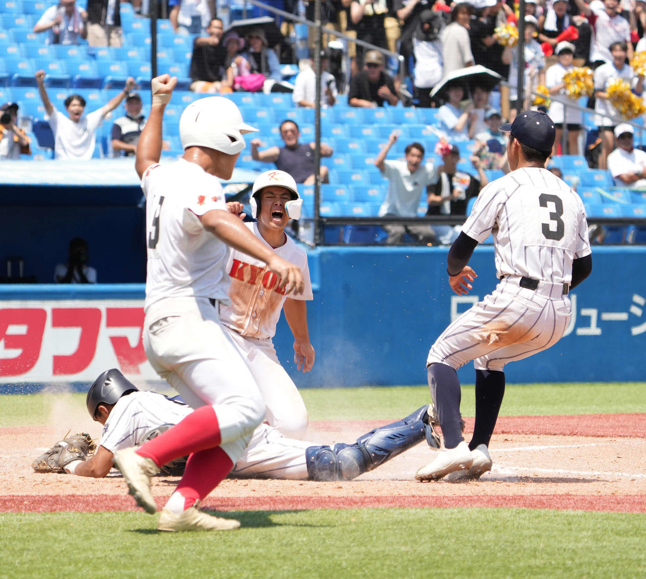 岩倉対共栄学園　9回裏共栄学園2死二、三塁、連続失策によるサヨナラ勝ちで決勝進出を決めた二塁走者の横田優生（中央）は大喜び（撮影・小沢裕）