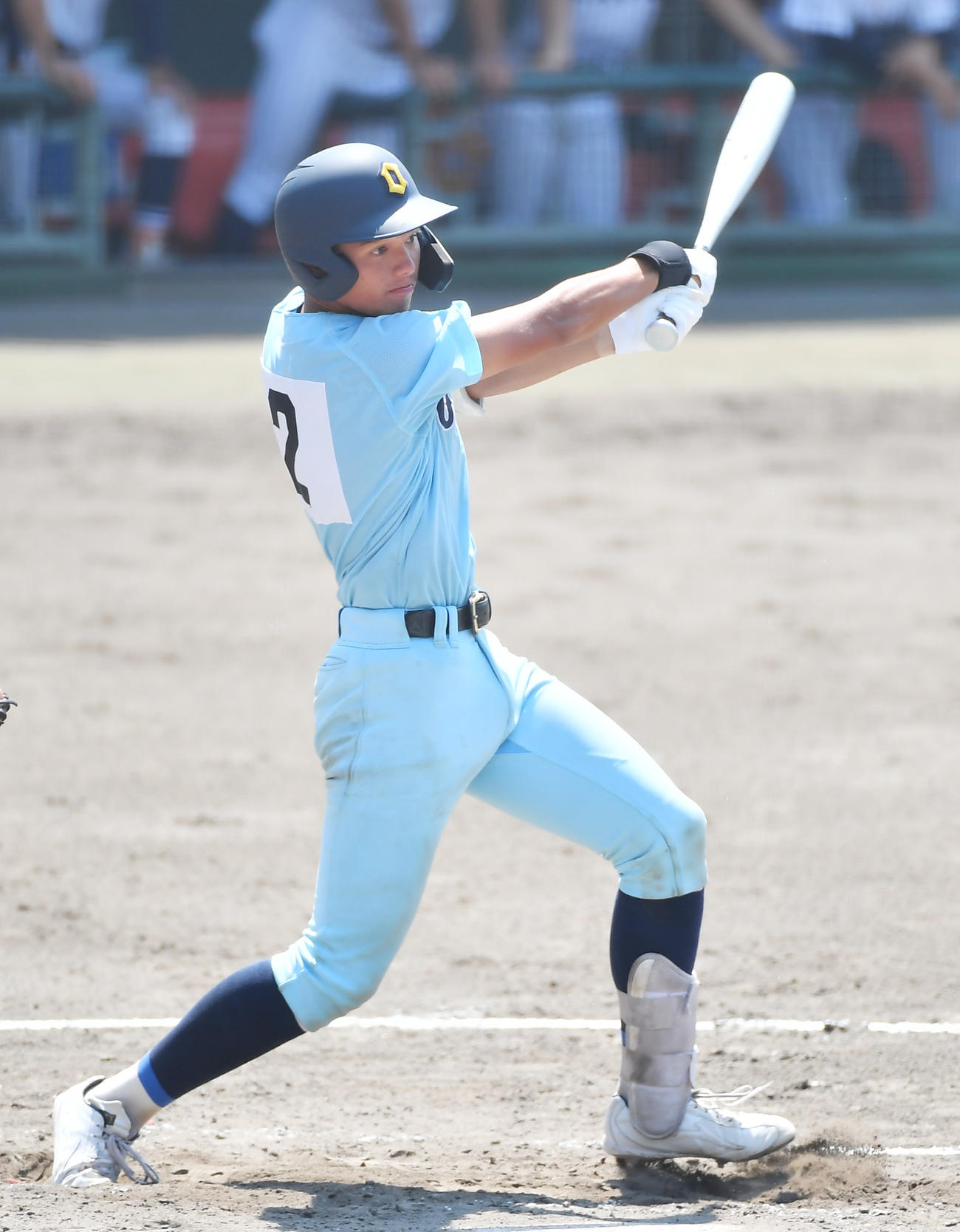 滋賀学園対近江　2回裏近江1死二塁、右前に同点適時打を放つ塚脇（撮影・清水貴仁）